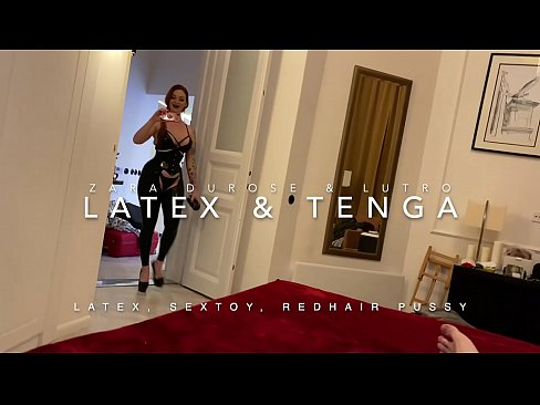 ❤️ Ngoanana e monyane ea nang le hlooho e khubelu ea apereng seaparo sa latex se kentsoeng ke ntate oa bobeli ❌ ❤