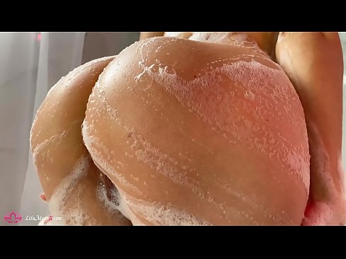 ❤️ Brunette o ipholla litho tsa botona kapa botšehali ho li khotsofatsa Pussy e nang le Vibrator ho ea ho Intense Orgasm in Shower ❌ ❤